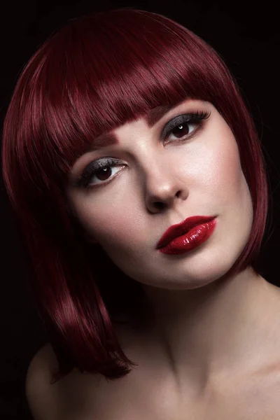 Retrato Jovem Bela Menina Ruiva Com Corte Cabelo Bob Maquiagem — Fotografia de Stock