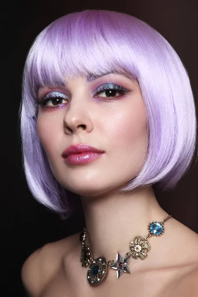 美しいセクシーな少女紫髪と派手なメイクアップ — ストック写真