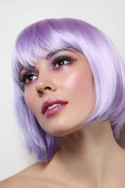 年轻美丽的性感女孩与紫罗兰色的头发和花哨化妆 — 图库照片