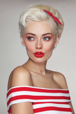 Çizgili genç güzel sarışın kadının Vintage tarzı portre