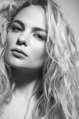Dağınık cur ile genç güzel kadın siyah beyaz portre