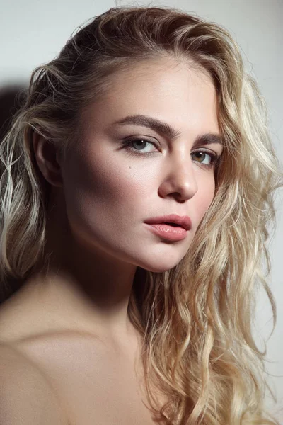 Portret młodej pięknej kobiety z blond kręcone włosy niechlujny — Zdjęcie stockowe
