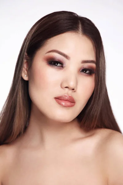 Porträtt av ung Vacker asiatisk tjej med rökig ögonmakeup — Stockfoto