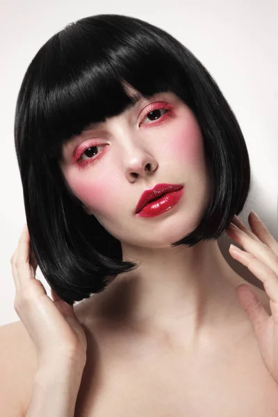 Mujer hermosa joven con maquillaje de lujo y corte de pelo bob —  Fotos de Stock