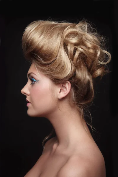 Ung vacker kvinna med vintage stil balen frisyr och fancy m — Stockfoto
