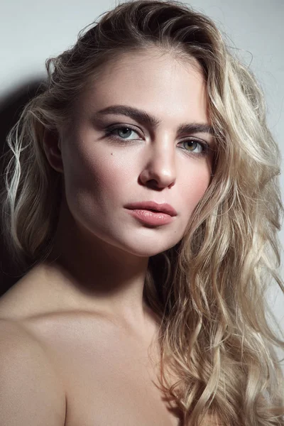 Porträt einer jungen schönen Frau mit blonden lockigen Haaren — Stockfoto