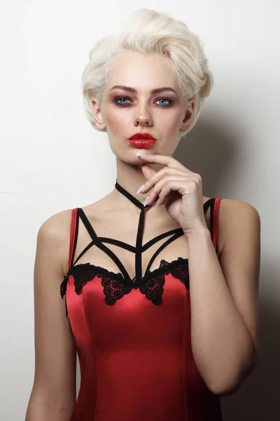 Jong slank mooi blond vrouw in sexy lingerie — Stockfoto