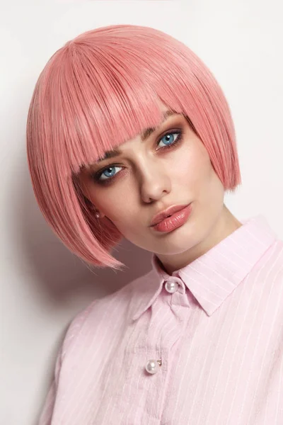 Vintage stijl portret van jonge mooie vrouw in fancy roze Wi — Stockfoto
