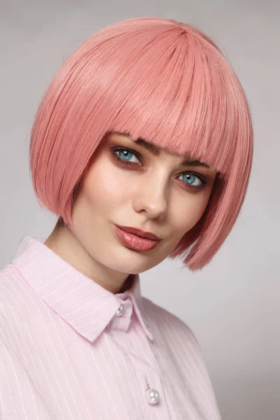 Портрет в винтажном стиле молодой красивой женщины в модном розовом wi — стоковое фото