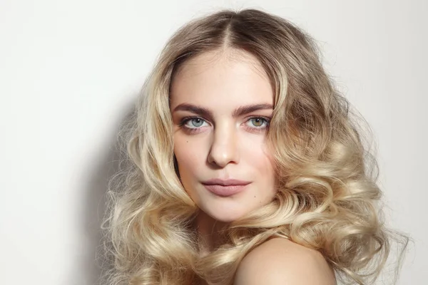 Młoda piękna blondynka z długimi kręconymi włosami — Zdjęcie stockowe
