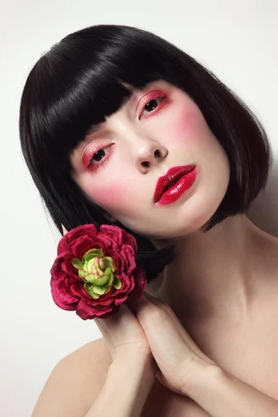 Jonge mooie vrouw met mooie make-up en bob kapsel — Stockfoto