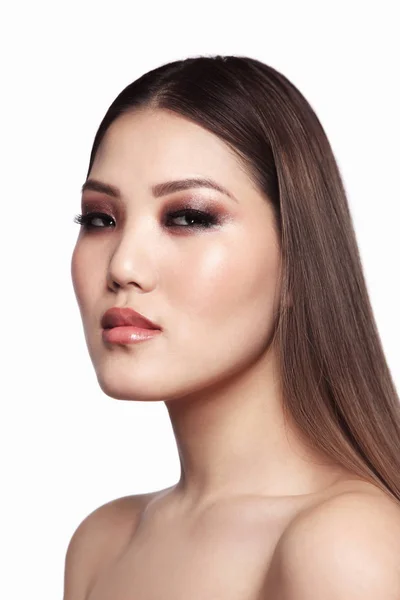Portrait de jeune belle fille asiatique avec maquillage des yeux fumé — Photo