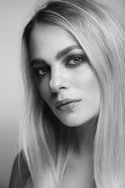 Retrato en blanco y negro de una joven hermosa mujer con un ojo humeante —  Fotos de Stock