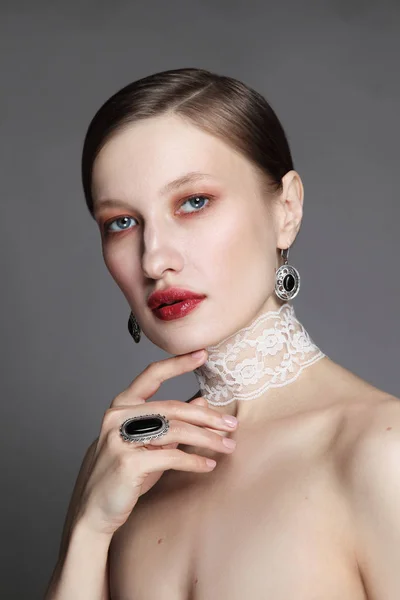 Retrato de estilo vintage de jovem mulher bonita com batom vermelho — Fotografia de Stock