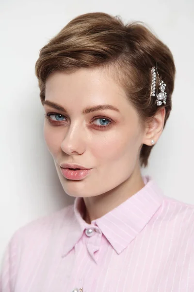 Retrato de estilo vintage de mujer hermosa joven con peinado de lujo —  Fotos de Stock