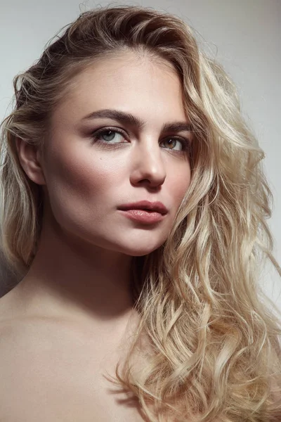 Portret van jonge mooie vrouw met blond krullend rommelig haar — Stockfoto