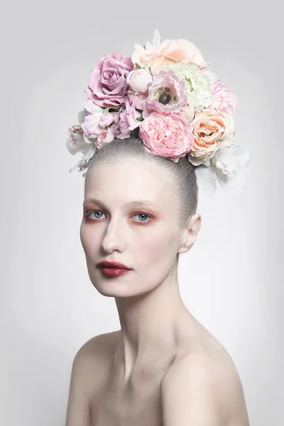 Vintage Stil Porträtt Ung Kvinna Med Snygga Blommor Huvudet — Stockfoto