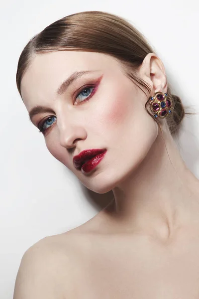 Retrato Estilo Vintage Mujer Joven Elegante Con Maquillaje Ojos Alados —  Fotos de Stock