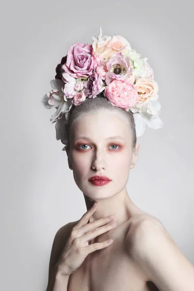 Retrato Estilo Vintage Mulher Jovem Com Flores Extravagantes Cabeça — Fotografia de Stock