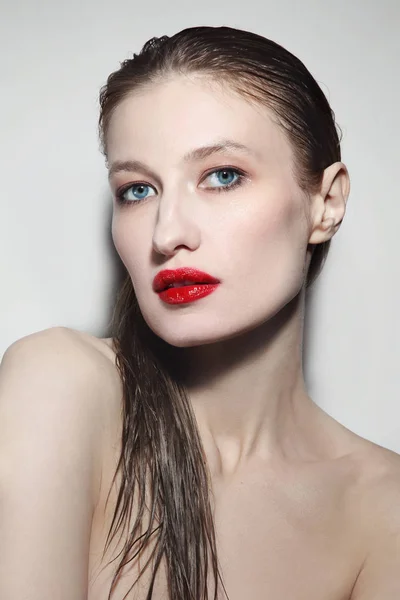 Retrato Mujer Joven Glamorosa Con Pelo Mojado Labios Rojos Sobre —  Fotos de Stock