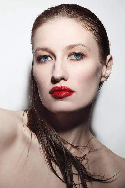 年轻迷人的女人的肖像与湿的头发和红色的嘴唇在白色背景 — 图库照片