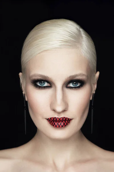 Glamoureuze Vrouw Met Rokerige Oog Make Fishnet Rode Lippen Zwarte — Stockfoto