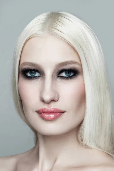 Mujer Rubia Joven Con Maquillaje Ojos Ahumados Sobre Fondo Gris —  Fotos de Stock