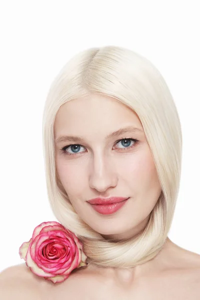 年轻的金发女人的肖像与干净的化妆和粉红色的玫瑰孤立在白色背景 — 图库照片