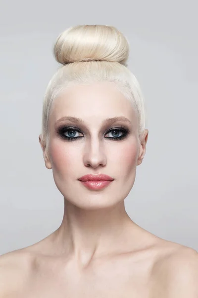 Retrato Mujer Joven Con Maquillaje Ojos Ahumados Moño Pelo Elegante —  Fotos de Stock