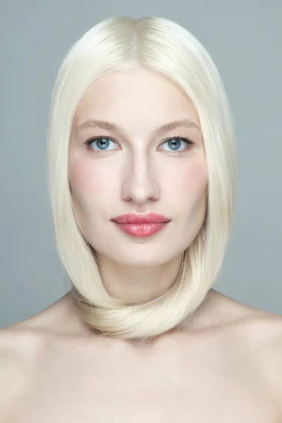 Портрет Молодой Блондинки Чистым Макияжем Сером Фоне — стоковое фото