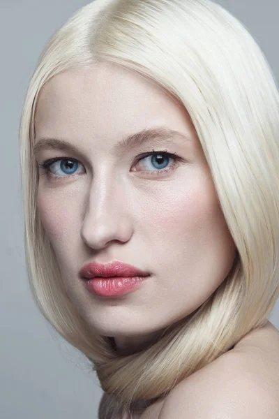 Zamknij Widok Portret Młodej Blond Kobiety Czystym Makijażu Szarym Tle — Zdjęcie stockowe