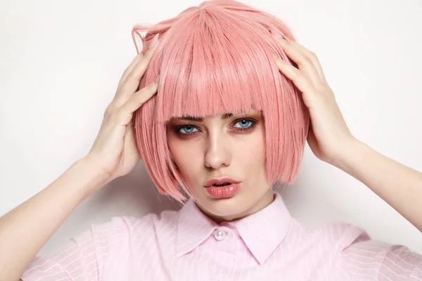 时尚肖像的年轻女子与粉红色的头发和花哨的闪闪发光的化妆在白色背景 — 图库照片