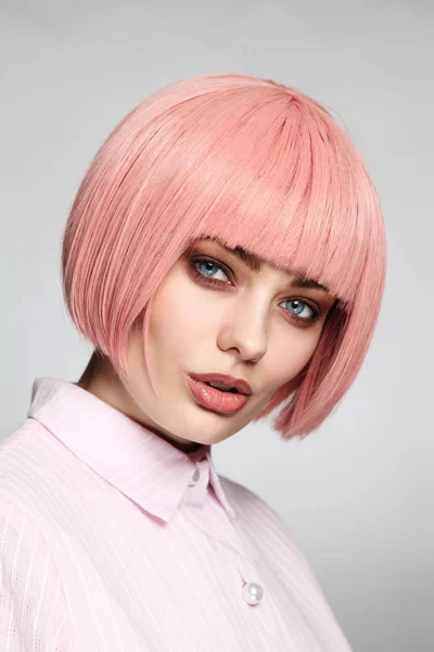 Elegante Retrato Mujer Joven Con Cabello Rosa Maquillaje Brillo Elegante — Foto de Stock