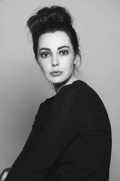 Retrato Mujer Joven Con Maquillaje Natural Moño Pelo Elegante Sobre —  Fotos de Stock