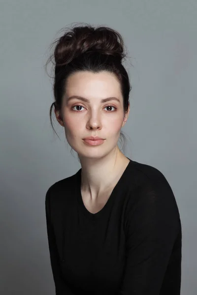 Portret Van Jonge Vrouw Met Natuurlijke Make Fancy Haar Broodje — Stockfoto