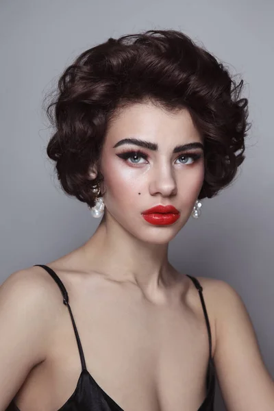 Vintage Stil Porträtt Ung Vacker Kvinna Med Glamorös Makeup — Stockfoto