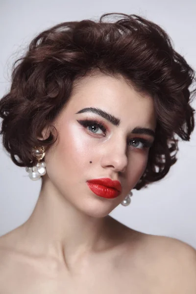 Retrato Estilo Vintage Joven Hermosa Mujer Con Maquillaje Glamoroso —  Fotos de Stock
