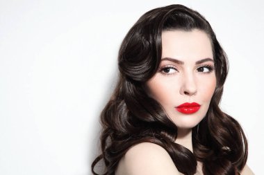 Uzun kıvırcık saçlı ve kırmızı rujlu güzel bir esmer.