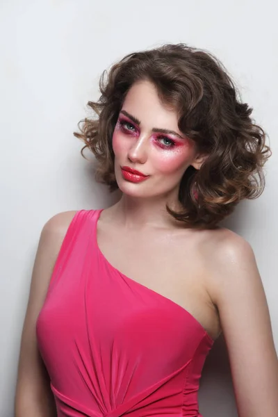 Portret Młodej Pięknej Dziewczyny Kręconymi Włosami Gorącym Różowym Makijażem Disco — Zdjęcie stockowe