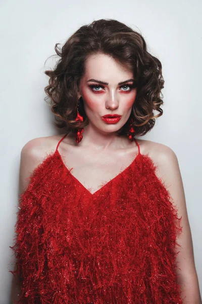 Menina Bonita Nova Com Cabelo Encaracolado Maquiagem Vermelha Fantasia — Fotografia de Stock
