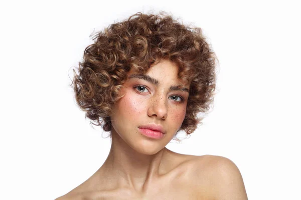 Kıvırcık Saçlı Temiz Makyajlı Güzel Çilli Bir Kızın Portresi — Stok fotoğraf