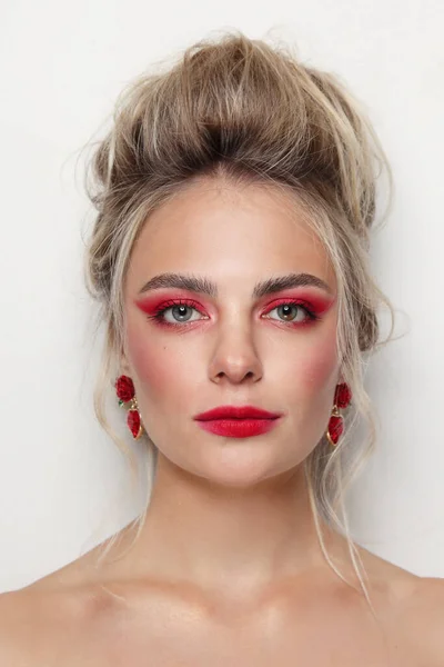 Portret Młodej Pięknej Kobiety Bułką Włosów Fantazyjnym Czerwonym Makijażem — Zdjęcie stockowe