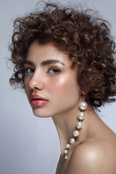 Retrato Mujer Hermosa Joven Con Pelo Rizado Pendientes Perlas Lujo —  Fotos de Stock