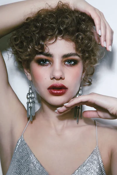 Jeune Belle Femme Aux Cheveux Bouclés Maquillage Des Yeux Fumé — Photo