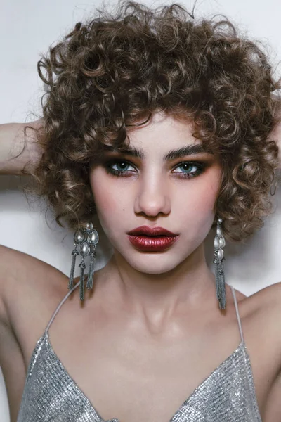 Joven Hermosa Mujer Con Pelo Rizado Maquillaje Ojos Ahumados — Foto de Stock