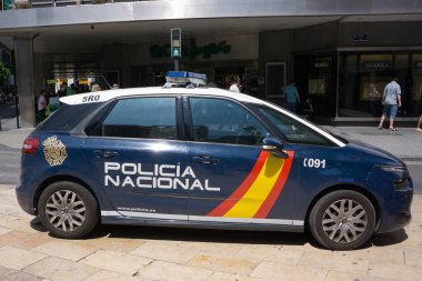 Valencia, İspanya - 19 Mayıs 2018: İspanyol Ulusal polis arabasına Valencia. Ulusal Polis özellikle kırsal polislik genellikle bir sorumluluk İspanya Sivil Muhafızlar iken kentsel alanlarda, polislik için sorumlu.