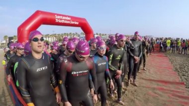Valencia, İspanya - 12 Mayıs 2018: Triathletes Santander Maritim triatlon 1500 metre yüzme kısmı için hazır olun. Yüzme 40 kilometre Bisiklete binmek ve o zaman koşmak 10 kilometre takip eder.