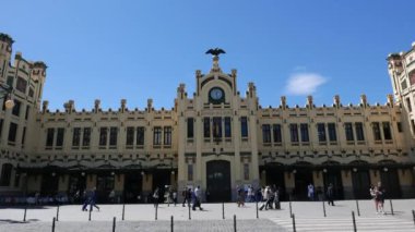 Valencia, İspanya - 2 Mayıs 2018: insanlar önünde Valencia tren istasyonu. İstasyonu 1906 ve 1917 arasında konuşulan mimar Demetrio Ribes tarafından inşa edilmiştir.
