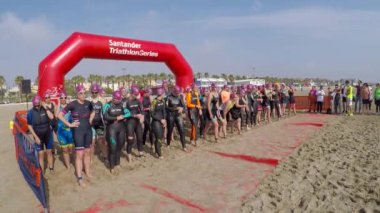 Valencia, İspanya - 12 Mayıs 2018: Triathletes Santander Maritim triatlon 1500 metre yüzme kısmı için hazır olun. Yüzme 40 kilometre Bisiklete binmek ve o zaman koşmak 10 kilometre takip eder.