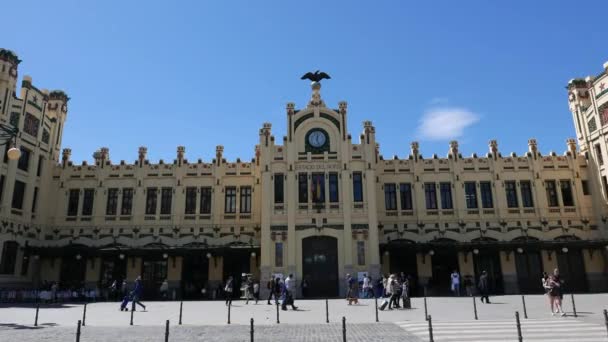 Валенсія Іспанія Травня 2018 Людей Йдуть Валенсії Навпроти Залізничного Вокзалу — стокове відео